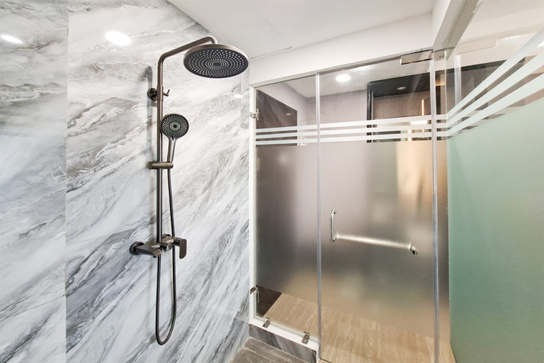 Bathroom 2, Modern Grey Studio for 2 Pax (No Kitchen) at Atria Residence Gading Serpong By Travelio, Tangerang
