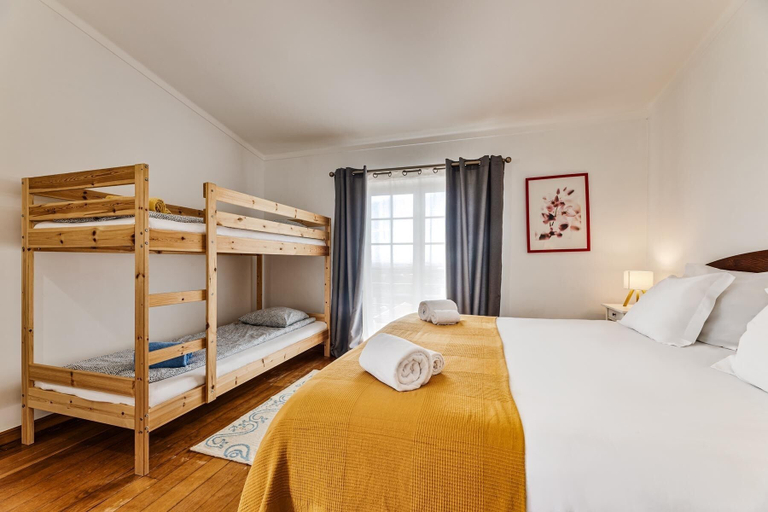 Bedroom 2, FreeSurfCamp, Peniche