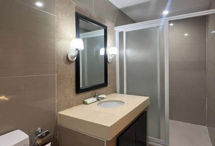Bathroom 5, Dreamweavers Hotel by RedDoorz, Koronadal City