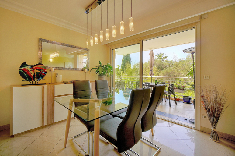 Room 4, Beau 3 Chambres Piscine Parking A3b134, Alpes-Maritimes
