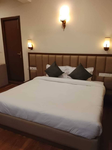 Room 5, whispering heights, Solan