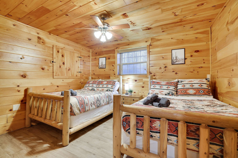 Room 3, Cozy Freeland Retreat- Firepit Pool Table Hot Tub, Luzerne
