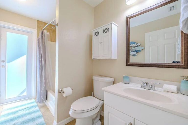 Bathroom 3, Villa Viriana, Lee