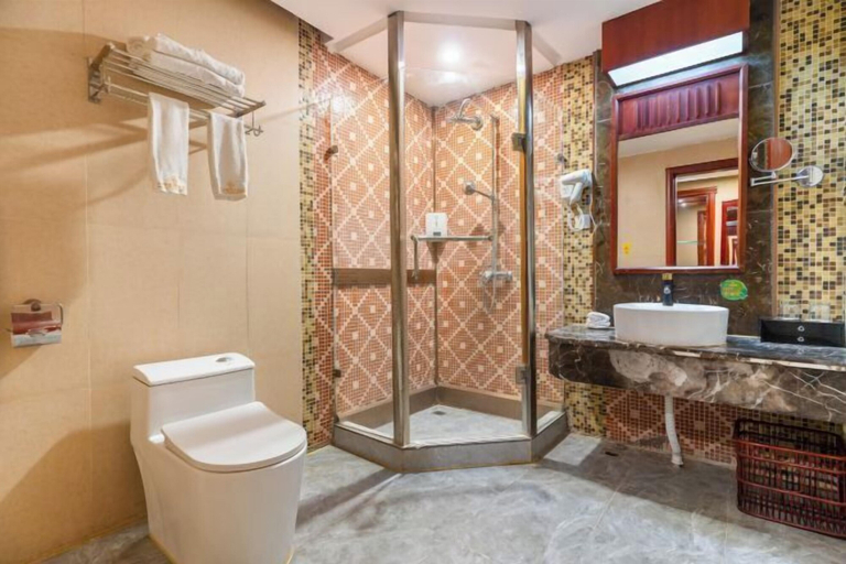 Bathroom 4, Pingguo International Hotel, Baise