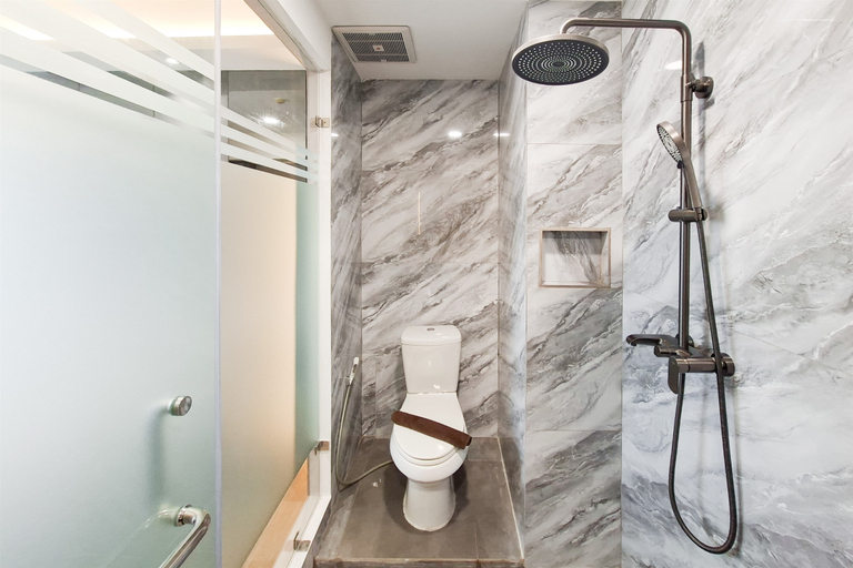 Bathroom 3, Modern Grey Studio for 2 Pax (No Kitchen) at Atria Residence Gading Serpong By Travelio, Tangerang