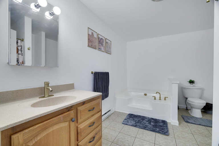 Room 2, Cozy Freeland Retreat- Firepit Pool Table Hot Tub, Luzerne