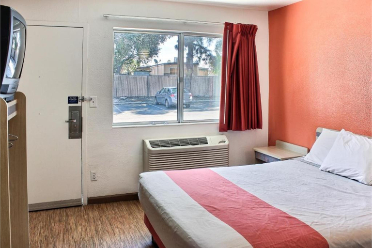 Bedroom 3, Motel 6 King City, CA, Monterey