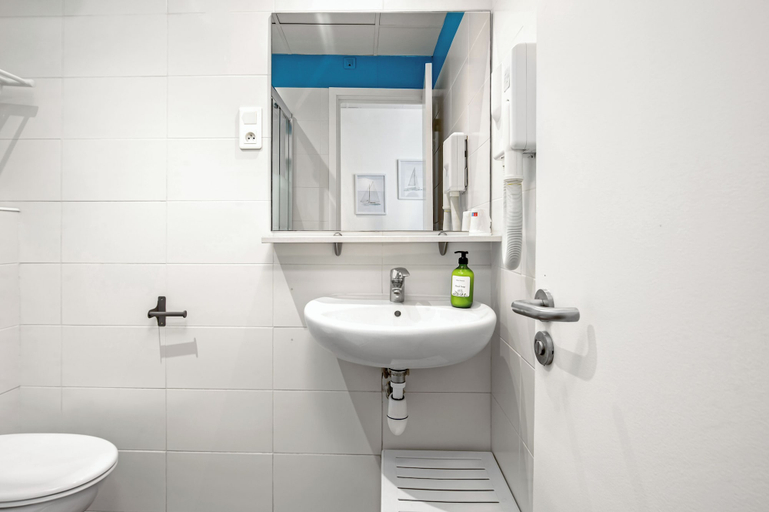 Bathroom 5, Hotel Parisien, Alpes-Maritimes