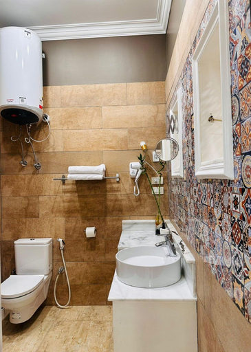 Bathroom 5, Ga Plus, 'Abdin