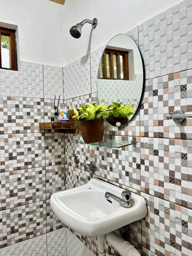 Bathroom 2, Cabin A at Bigang Munti, Lobo