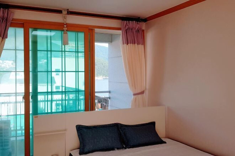 Bedroom 1, Ha-Wahyeon HOUSE: Great location, views and vibe!, Geoje