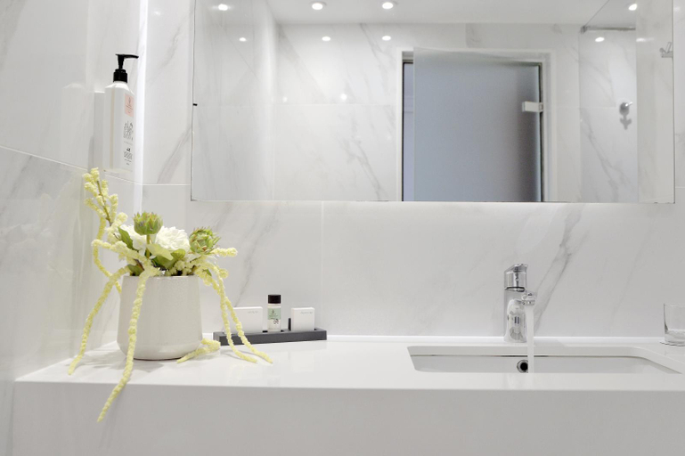 Bathroom 5, Ajax Hotel