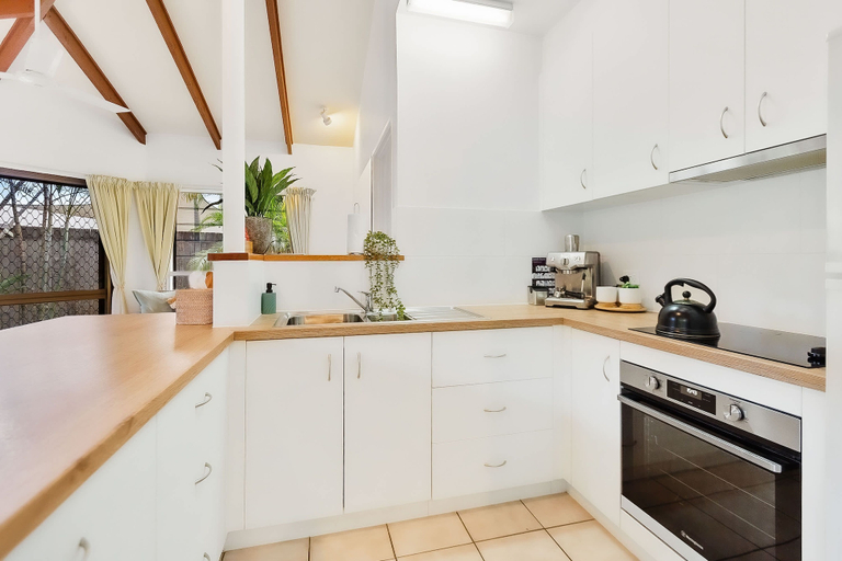 Room 2, Green Cottage in Trinity Beach, Cairns
