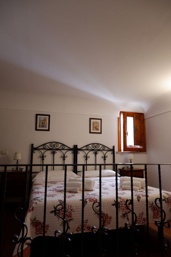 Room 5, Sikania Residence, Syracuse
