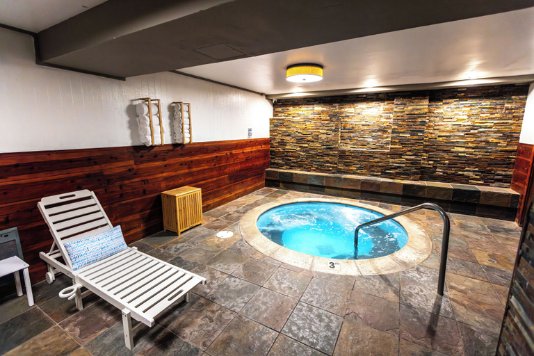 Sport & Beauty 2, The Sierra House, Mono
