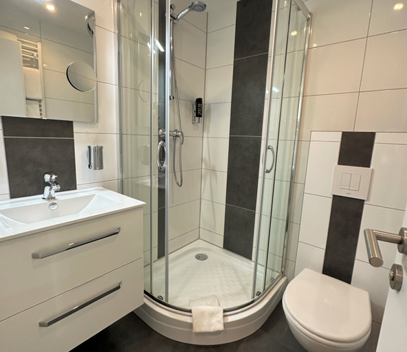 Bathroom 4, Nordseehotel Wilhelmshaven, Wilhelmshaven
