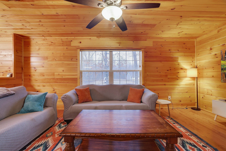 Room 5, Cozy Freeland Retreat- Firepit Pool Table Hot Tub, Luzerne