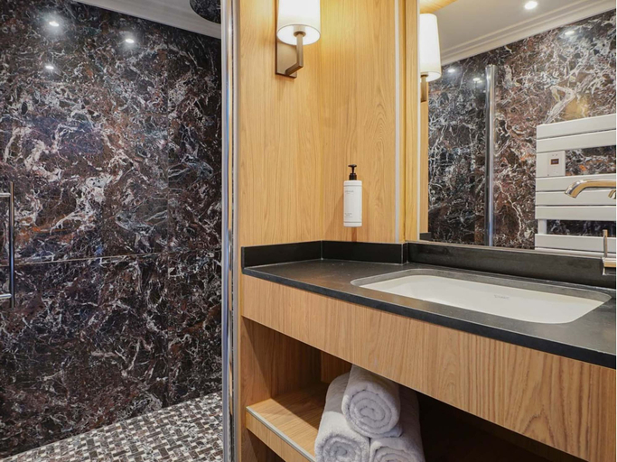 Bathroom 2, Signature Suite Eiffel Tower terrace, Paris