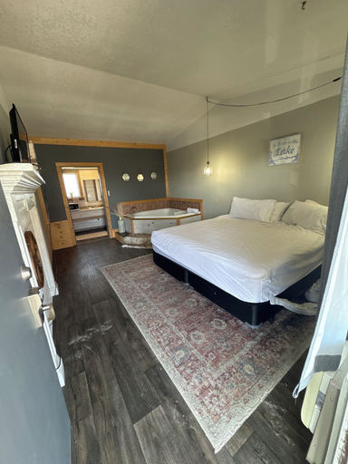 Room 4, Tecumseh Inn and Suites, Lenawee