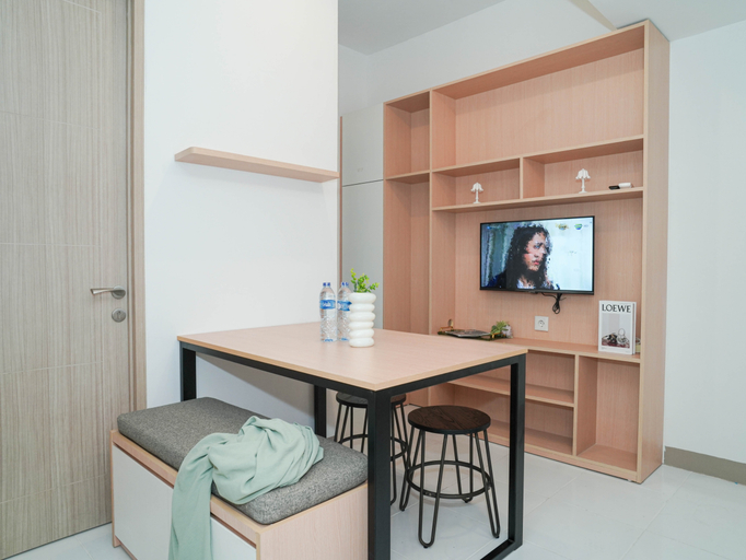 Living Room 5, Comfortable and Roomy 2BR at Apartment Tokyo Riverside PIK 2 By Travelio, Tangerang