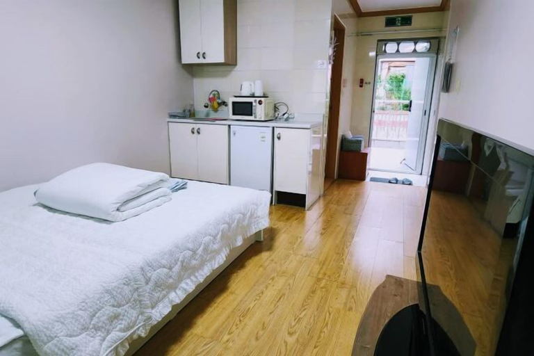 Bedroom 4, Ha-Wahyeon HOUSE: Great location, views and vibe!, Geoje