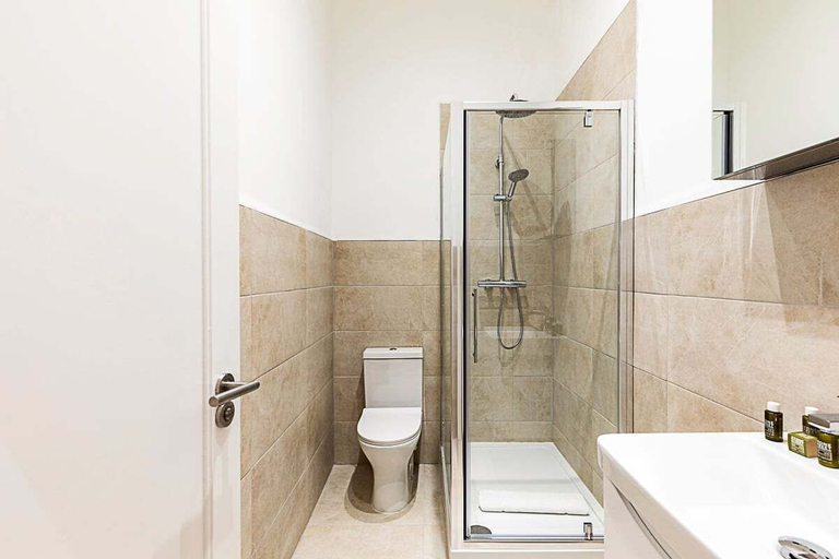 Bathroom 4, Chic Paddington Oasis, London
