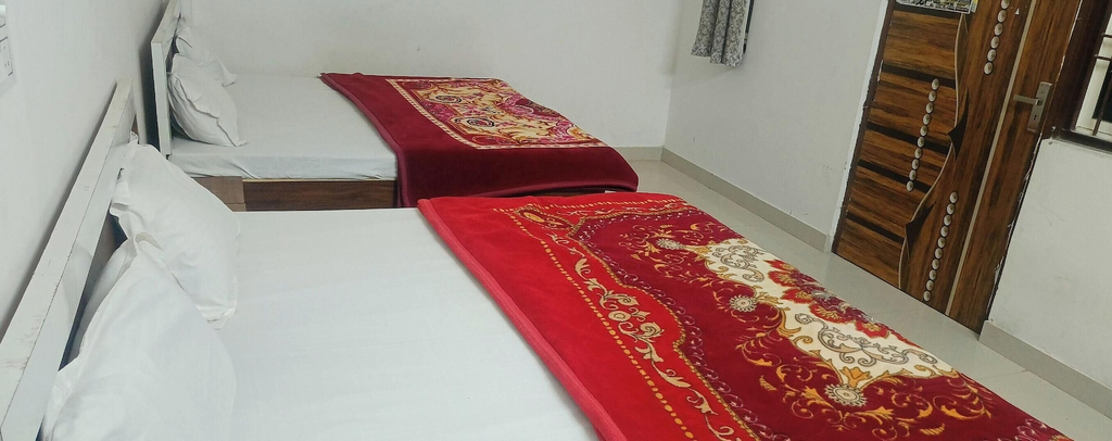 Room 5, Hotel Shri Geeta Dham Near Prem Mandir, Mathura