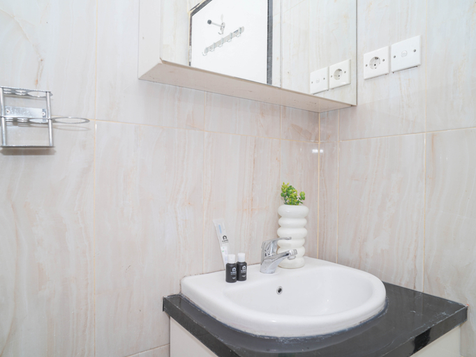 Bathroom 2, Serene Red Vibe 2BR at Apartment Nifarro Park By Travelio, Jakarta Selatan