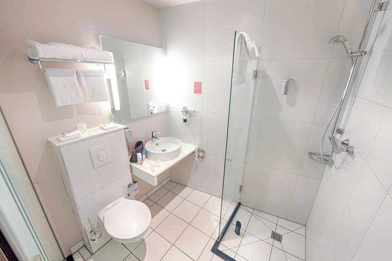 Bathroom 5, Leonardo Hotel Utrecht City Center, Utrecht