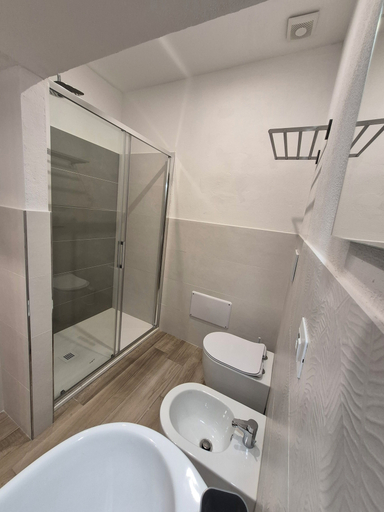 Bathroom 4, Seaside Holidays Guest House, Sassari