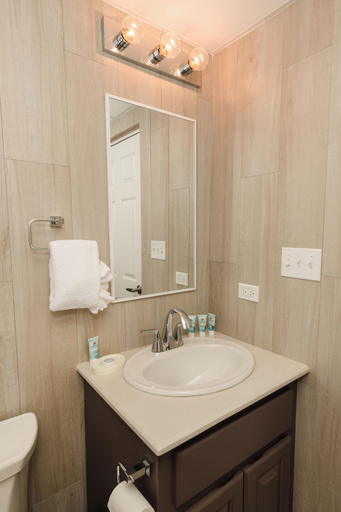 Bathroom 4, Bananas On The Beach