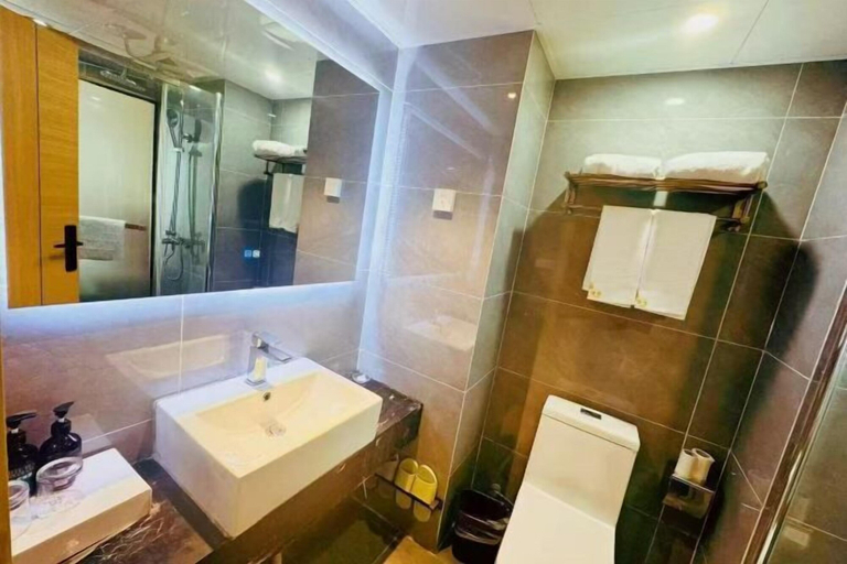 Bathroom 4, Chongzhou Lanfeng Hotel, Chengdu