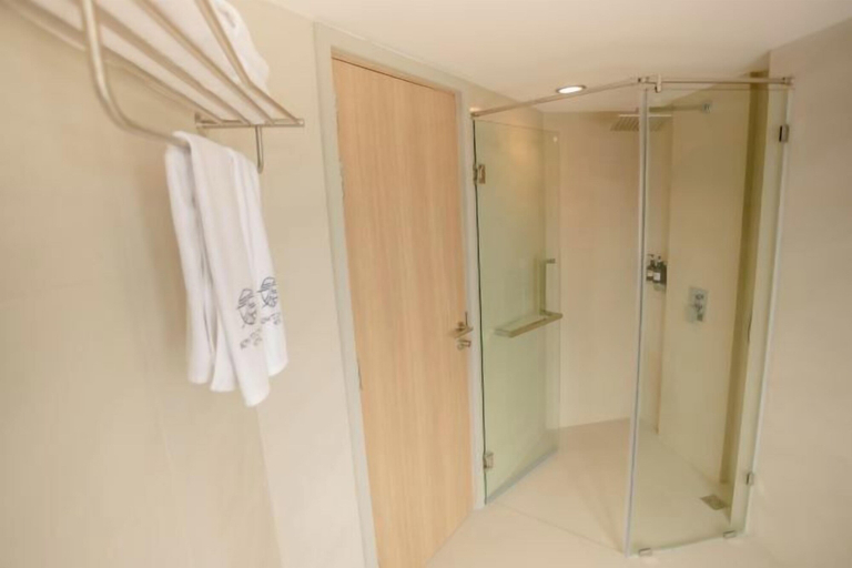 Bathroom 4, Bonito Chinos Hotel, Muang Nakhon Sawan