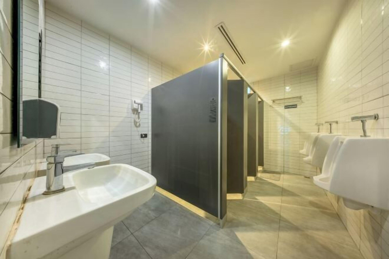Bathroom 4, Ralph Poshtel Pratunam, Ratchathewi