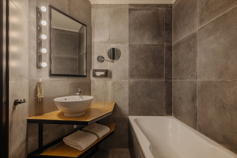 Bathroom 5, Leonardo Hotel Groningen City Center, Groningen
