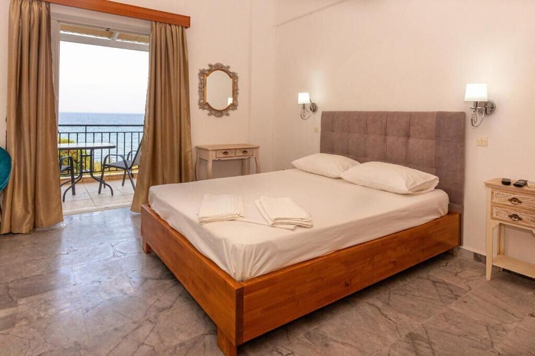 Room 2, Seaheaven House B4 - Beachfront Nest Memi Koroni, Peloponnese