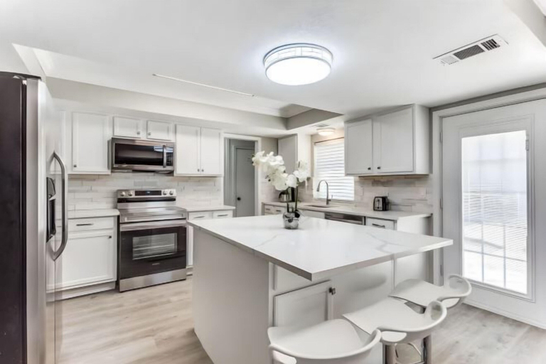 Room 3, Reston NEW Bright, Airy Home w/ In Ground Pool & Grill, Dallas
