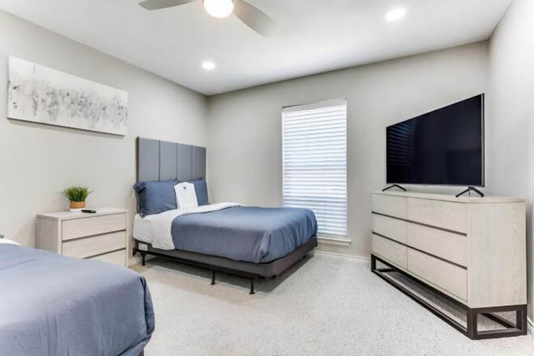 Room 5, Reston NEW Bright, Airy Home w/ In Ground Pool & Grill, Dallas