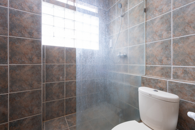 Bathroom 2, RedDoorz Plus @ Hotel Ulin Samarinda, Samarinda