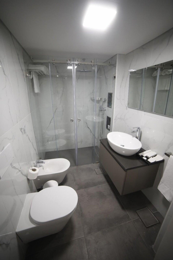 Bathroom 4, Rawsheh 51, Beirut