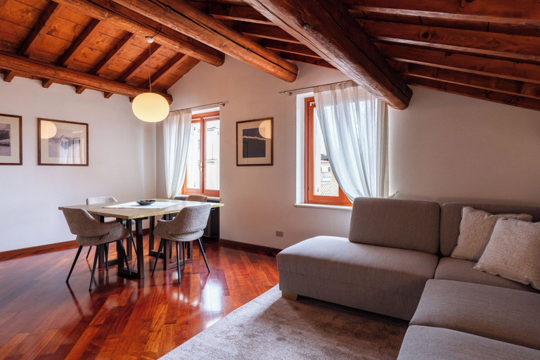 Living area, Attico nel cuore di via Mazzini, Verona