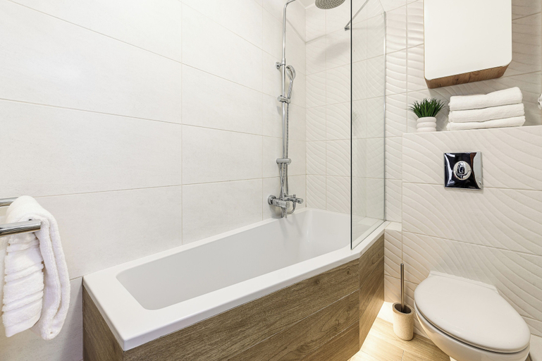 Bathroom 4, Lumina 3-rooms apartment with parking, Warsaw