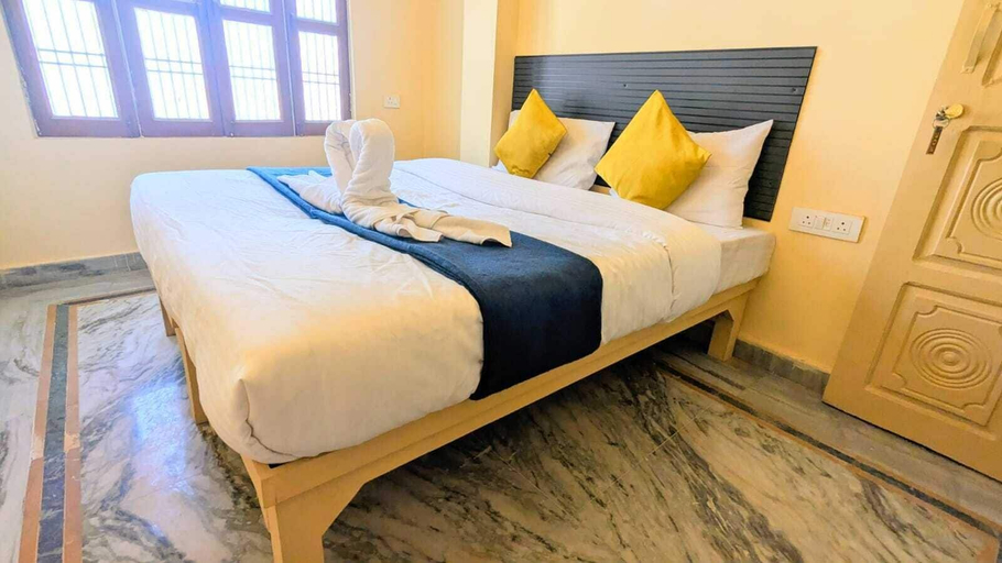 Room 3, GANGA KASHTI, Varanasi