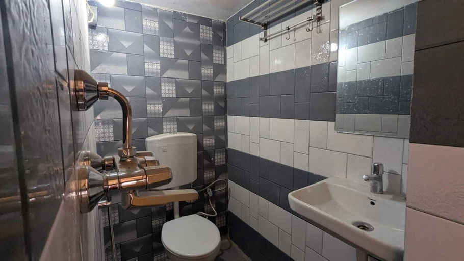 Bathroom 4, GANGA KASHTI, Varanasi