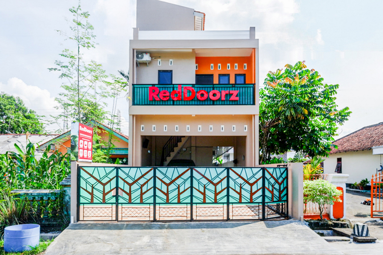 Exterior & Views 2, RedDoorz Syariah near Stasiun Gumilir Cilacap, Cilacap