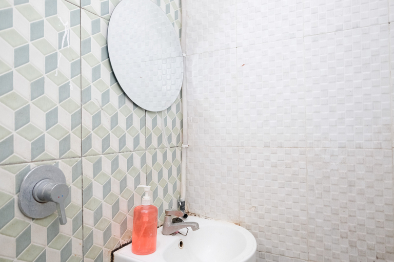 Bathroom 3, RedDoorz near Sunrise Mall Mojokerto, Mojokerto