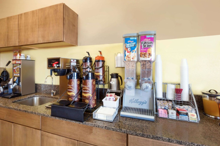 Food & Drinks 5, Super 8 by Wyndham Carroll, Carroll
