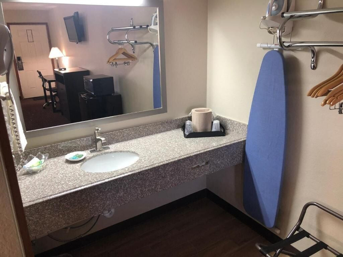 Bathroom 4, Friona Inn, Parmer