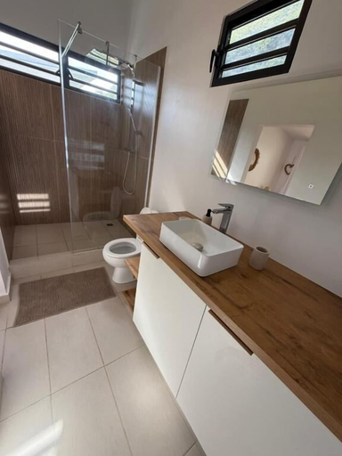 Bathroom 4, bungalow moorea tiki lodge