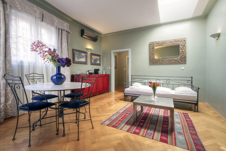 Others 4, Black Star Suites, Praha 1